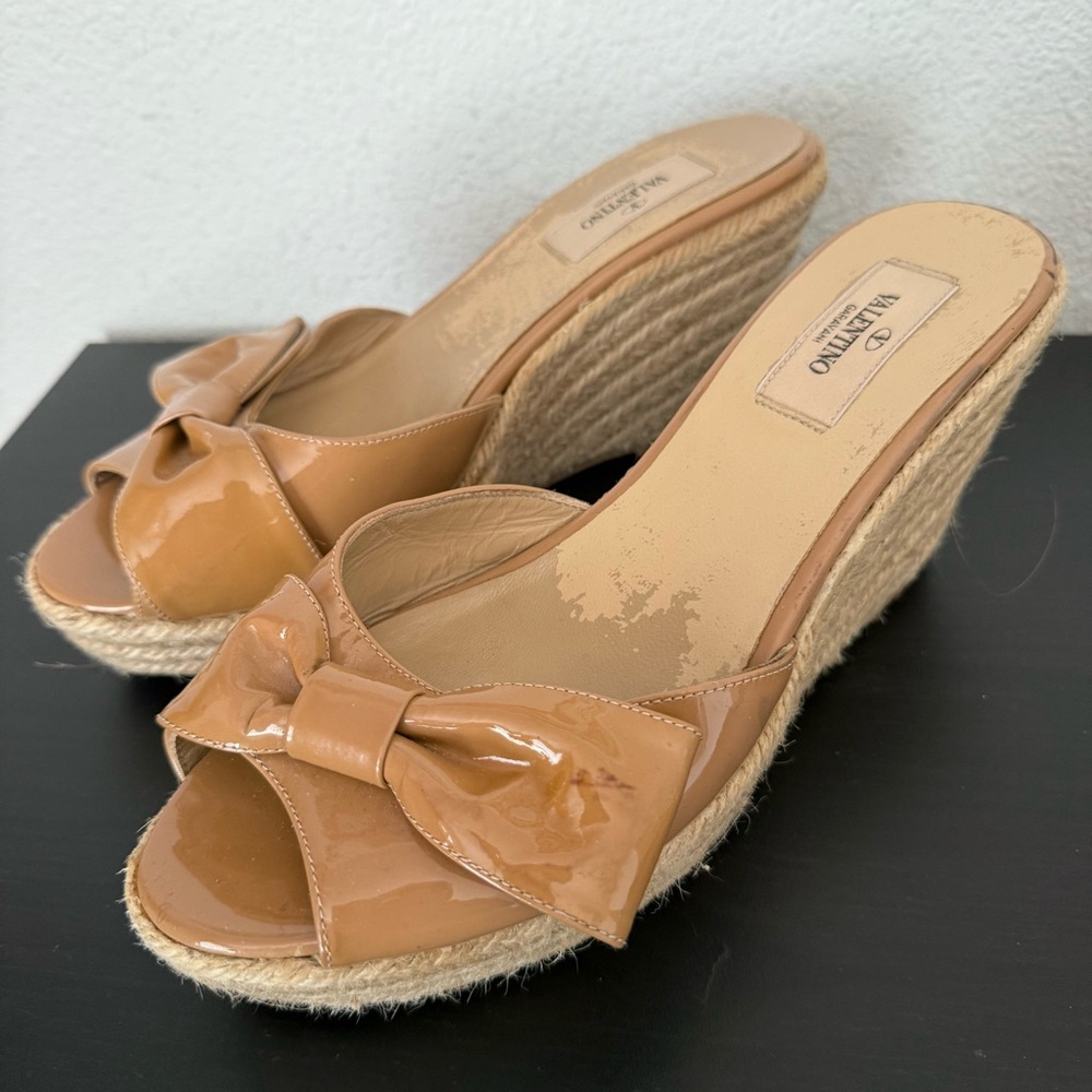 Valentino Garavani Beige Patent Leather Bow Espadrille Wedge Sandals